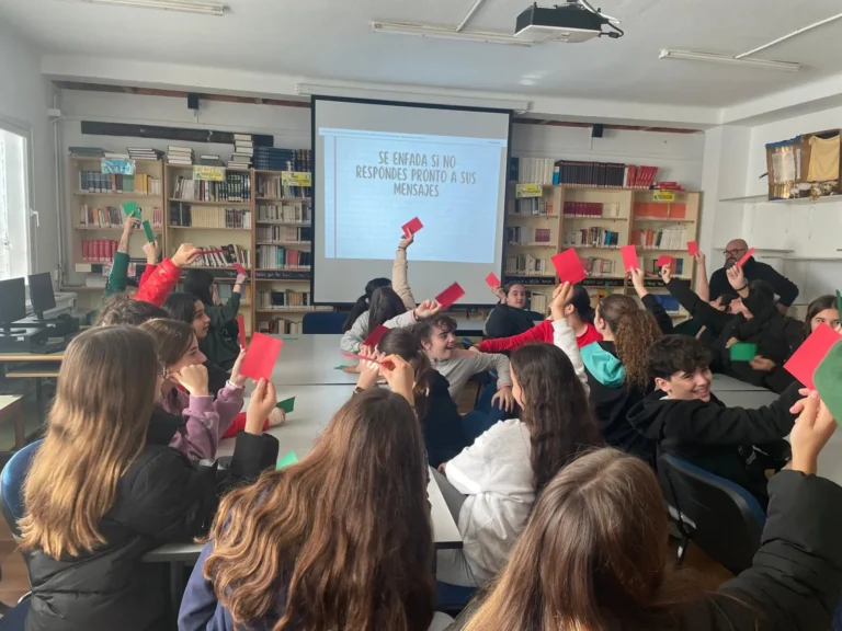 Estudiantes participando en un taller educativo de AMECO