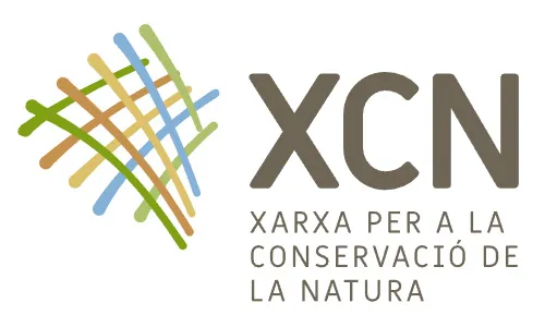 Logo de la Xarxa per a la Conservació de la Natura con líneas de colores y siglas XCN