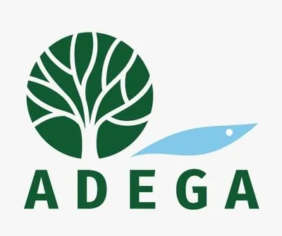Logo de ADEGA con árbol verde estilizado y pluma azul, representa la Asociación para la Defensa Ecológica de Galicia
