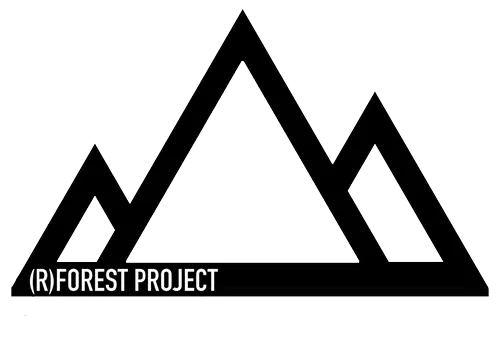 Logotipo de la Fundación (R)Forest Project con montañas en negro y texto blanco