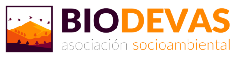 Logo de Biodevas Asociación Socioambiental con montañas, árboles y aves al atardecer