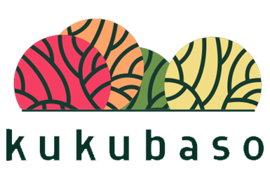 Logotipo de Kukubaso con tres arbustos estilizados en tonos rosa, naranja, verde y amarillo